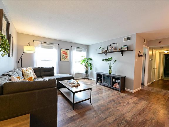 5th image of 4370 Chateau De Ville Dr APT G