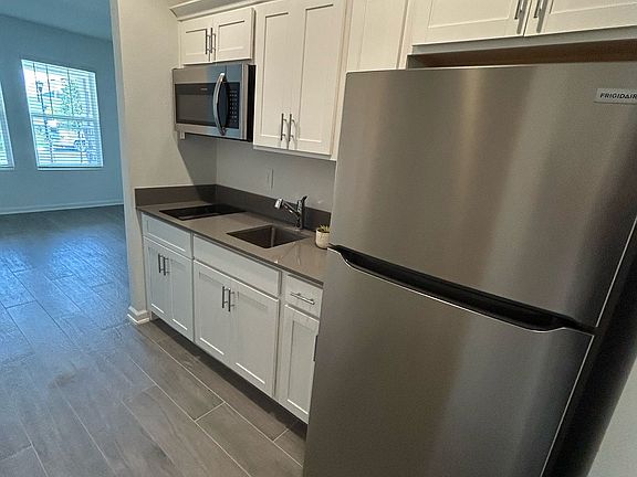 5th image of 2887 Armstrong Ave