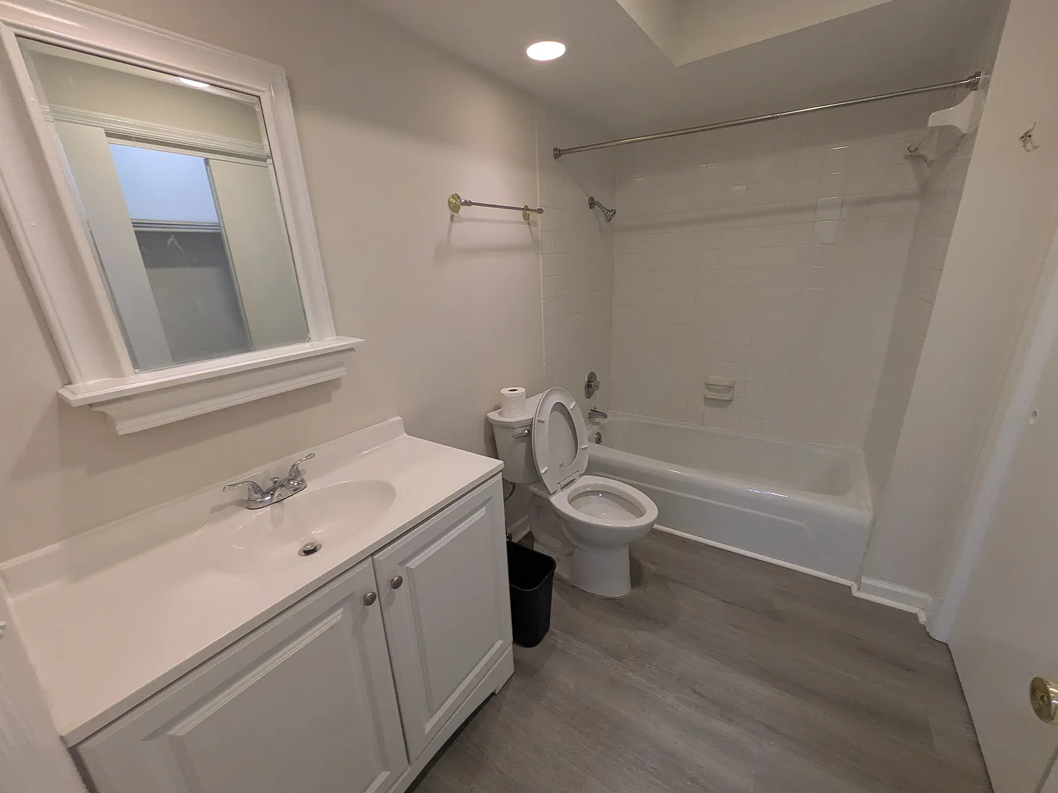 1 bed, 768 sqft, $1,300 — Photo 2