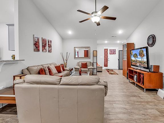 3rd image of 323 Borrowdale Dr.