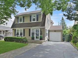 146 Argyle Rd, Stewart Manor, NY 11530