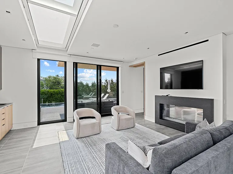 8 Middle Pond Ln — Photo 13
