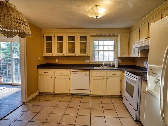 3rd image of 18 Kingswood Dr