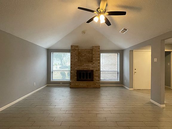 Photo of the living without virtual staging.