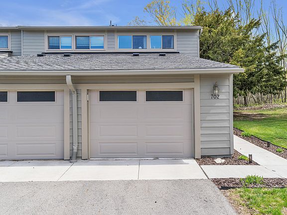 3rd image of 702 Peninsula Ct