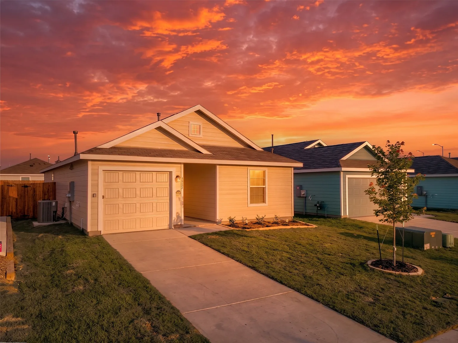 3 bed, 1239 sqft, $1,895 — Photo 1