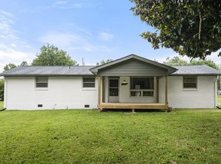 1156 Chestnut Dr, Burns, TN 37029
