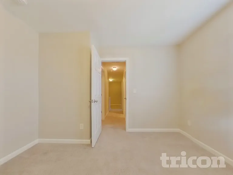 1042 Sutherland Dr — Photo 10