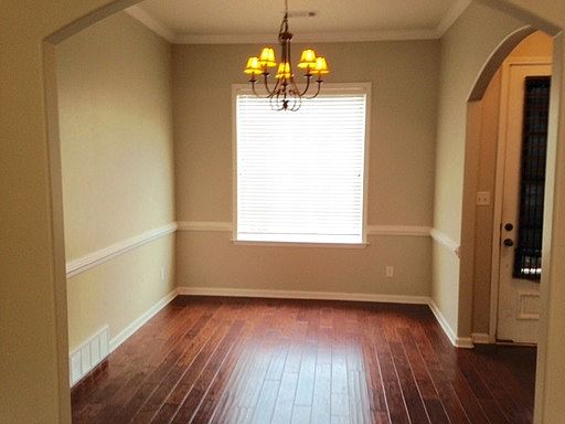 3rd image of 10433 Redmond Cir N