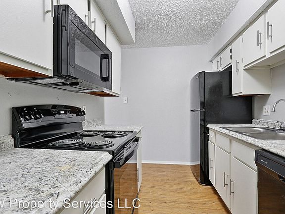 3rd image of 76 Carriage Ln Unit 12