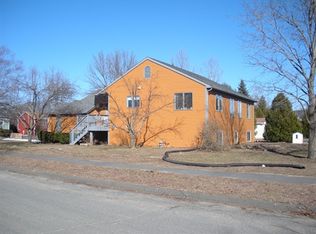 19 Willow Ln, Amherst, MA 01002