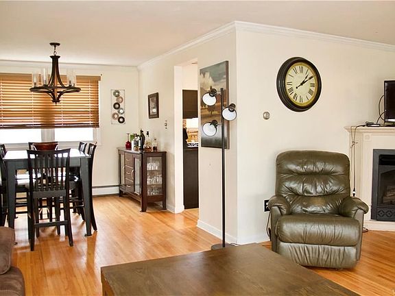 4th image of 441 Sprucewood Ter