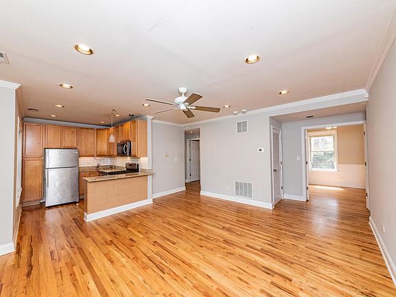 3rd image of 2709 W Argyle St #1