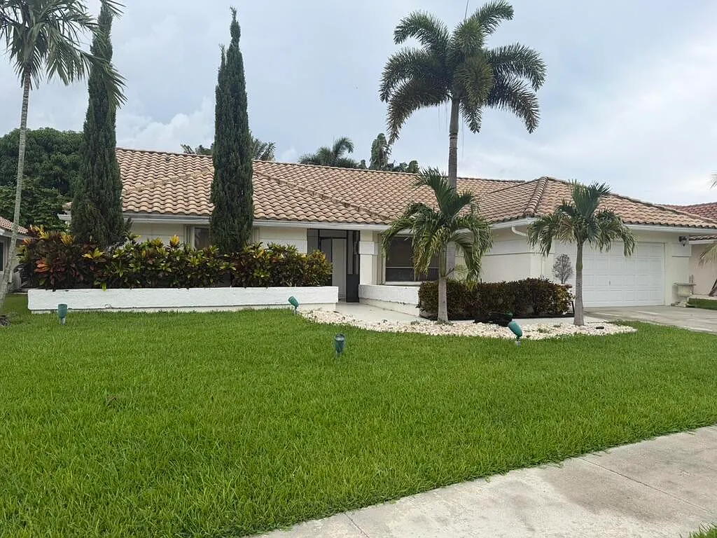 4 bed, 2.0 bath, 2302 sqft, $4,300 — Photo 2