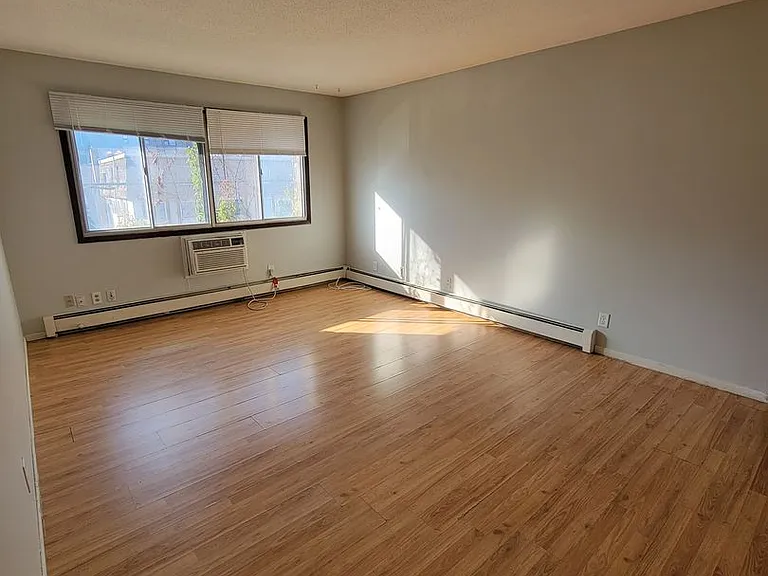 1314 W 28th St — Photo 3