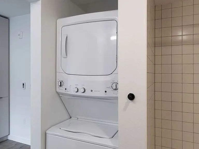 CHRONICLE: Stylish Wallingford Studios with Full Appliance Package & Premium Amenities — Photo 11