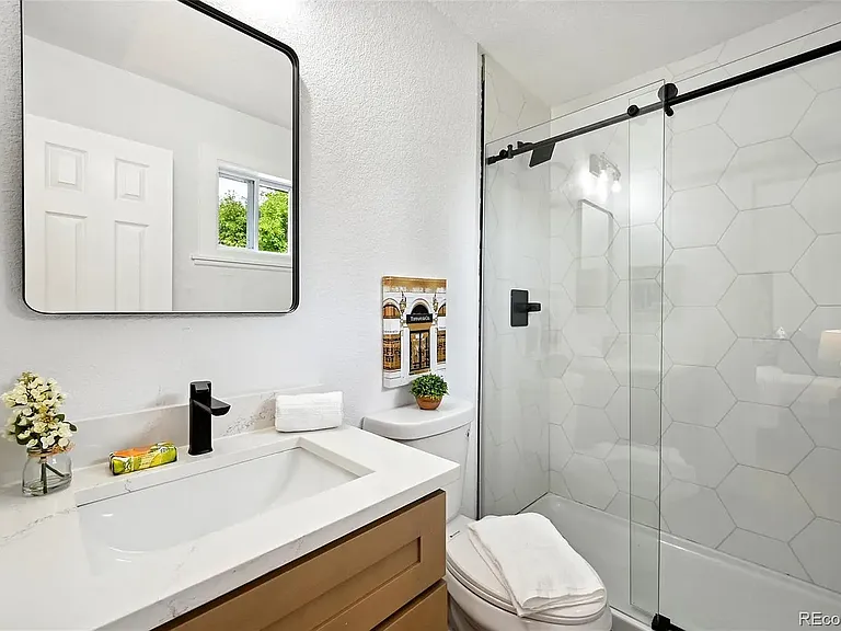 Master en-suite bathroom