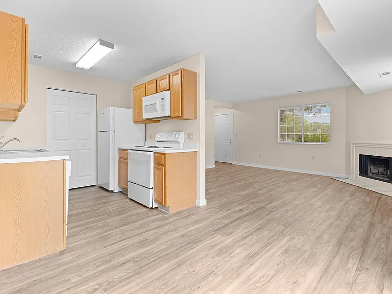 Hunters Lake Apartments — Photo 10