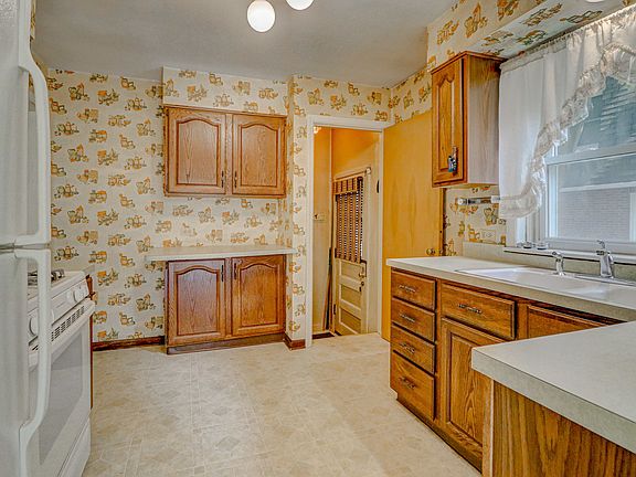 4th image of 208 N Lakeshore Dr