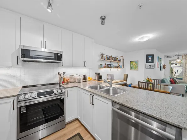 4833 Brentwood Dr #203, Burnaby, BC V5C 0C3