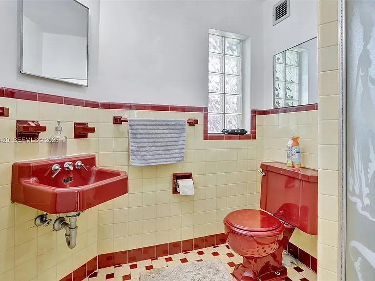 1523 Dewey St — Photo 17