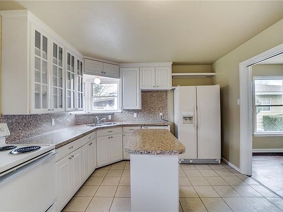4th image of 1305 Marion Dr