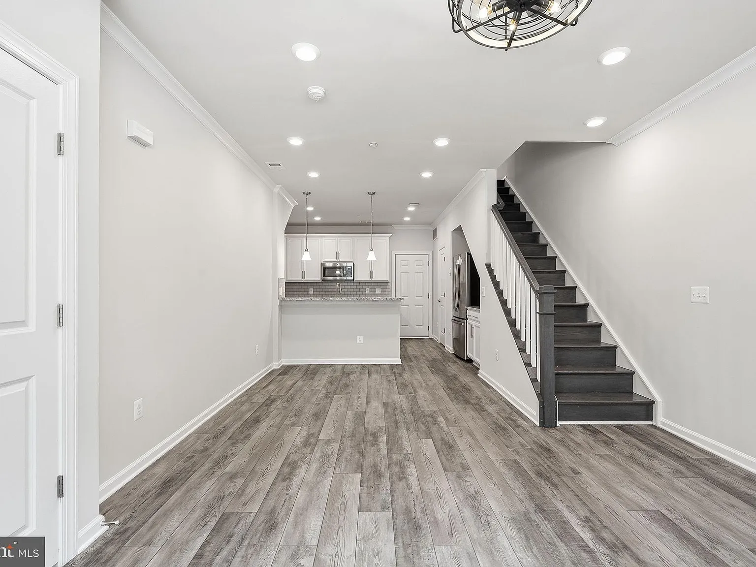 Kincora Land Bay D Condominium — Photo 2
