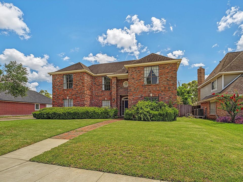 1st image of 410 Crestwood Dr