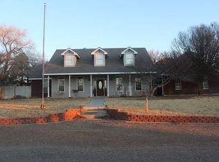 905 4th St, Plains, TX 79355