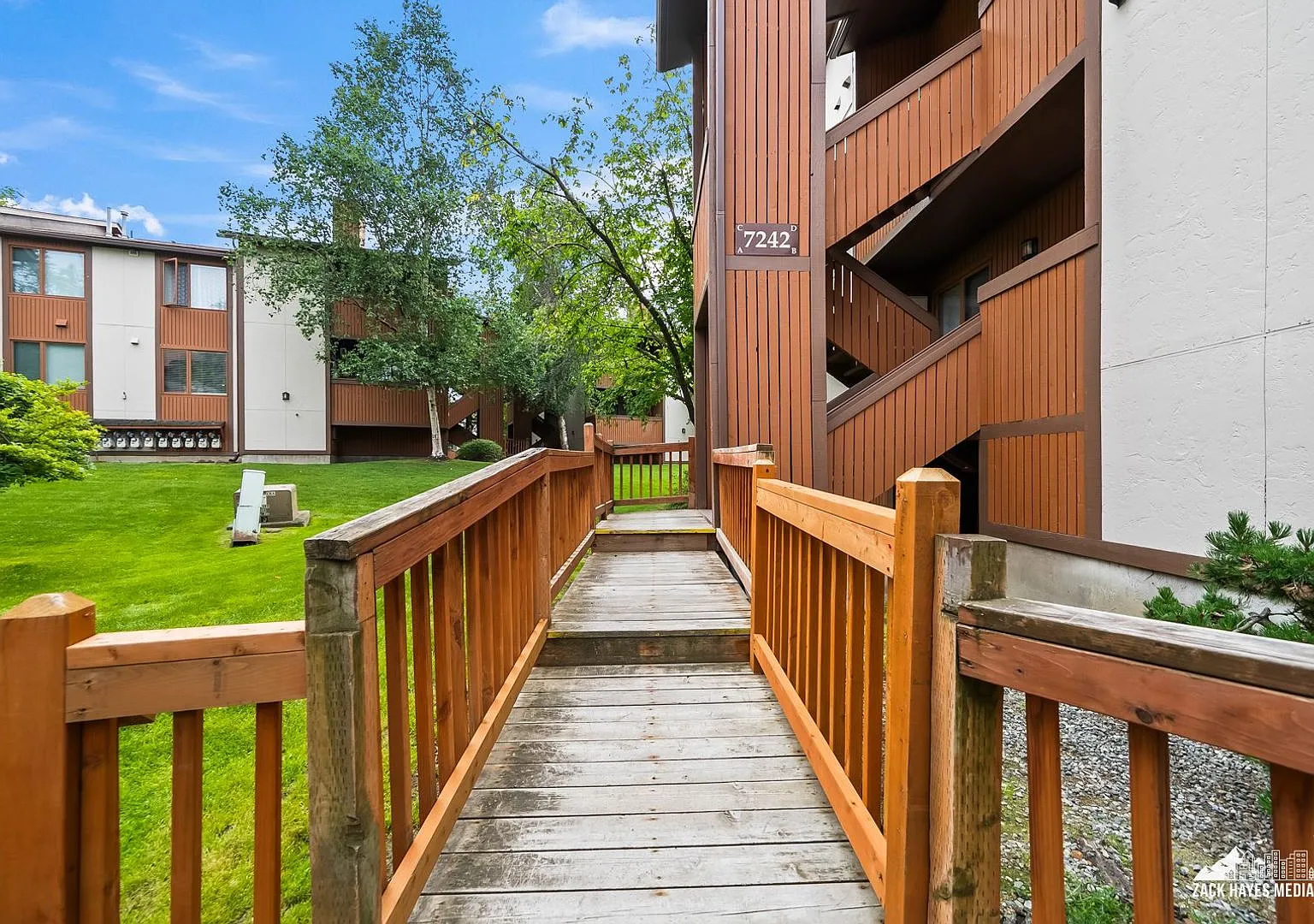 Desirable 2 Bed / 2 Bath, Top Floor Condo W/Garage, Fireplace, Storage - Call Today! — Photo 3