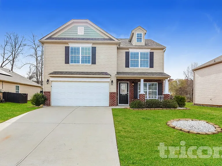429 Victory Ln — Photo 1