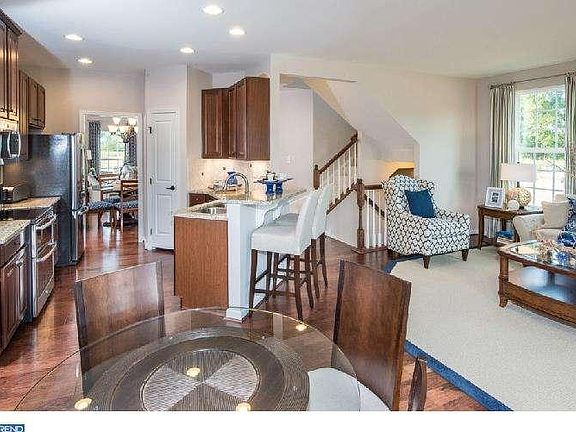 4th image of 258 Margaretta Dr