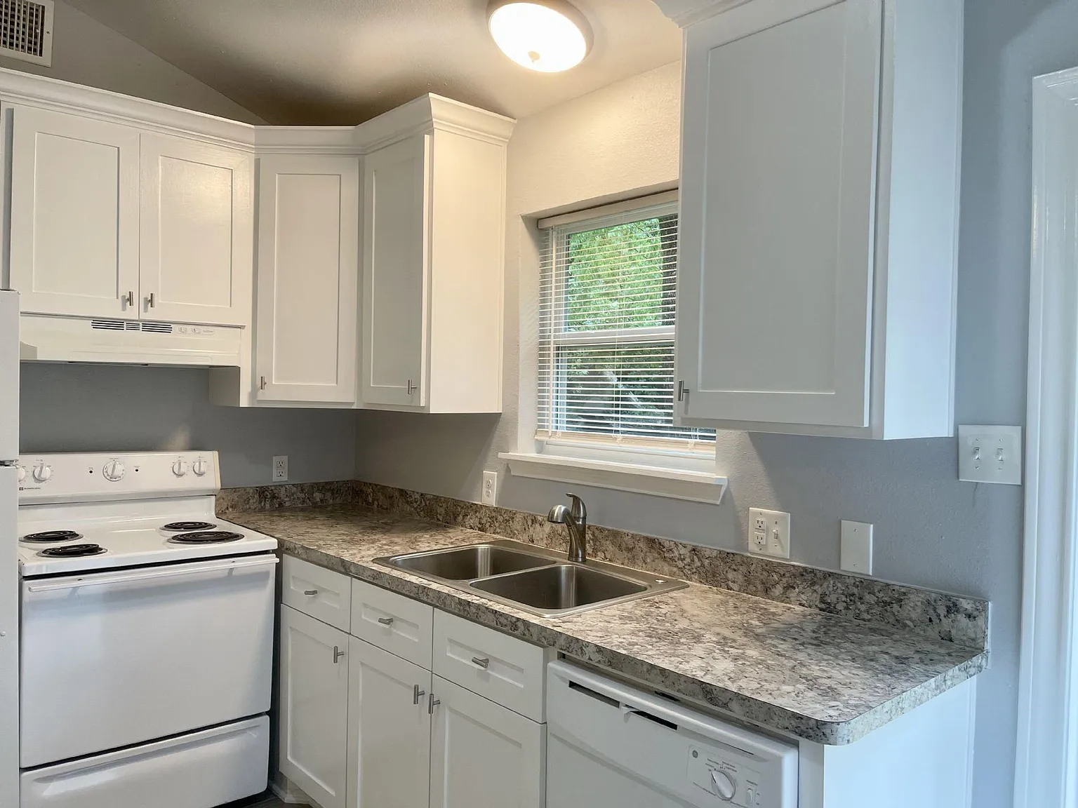 3 bed, 2.0 bath, 1000 sqft, $1,300 — Photo 4