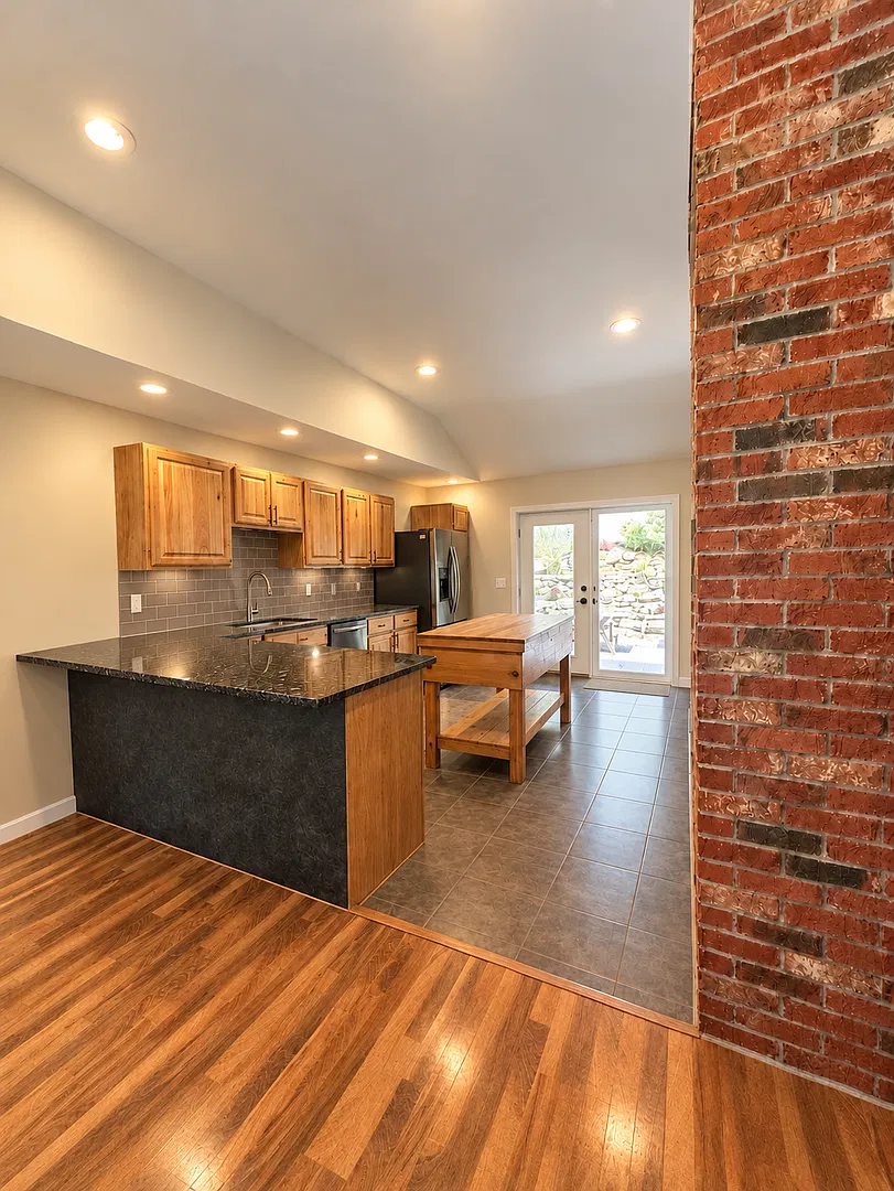 3 bedroom home with 2 car garage — Photo 2