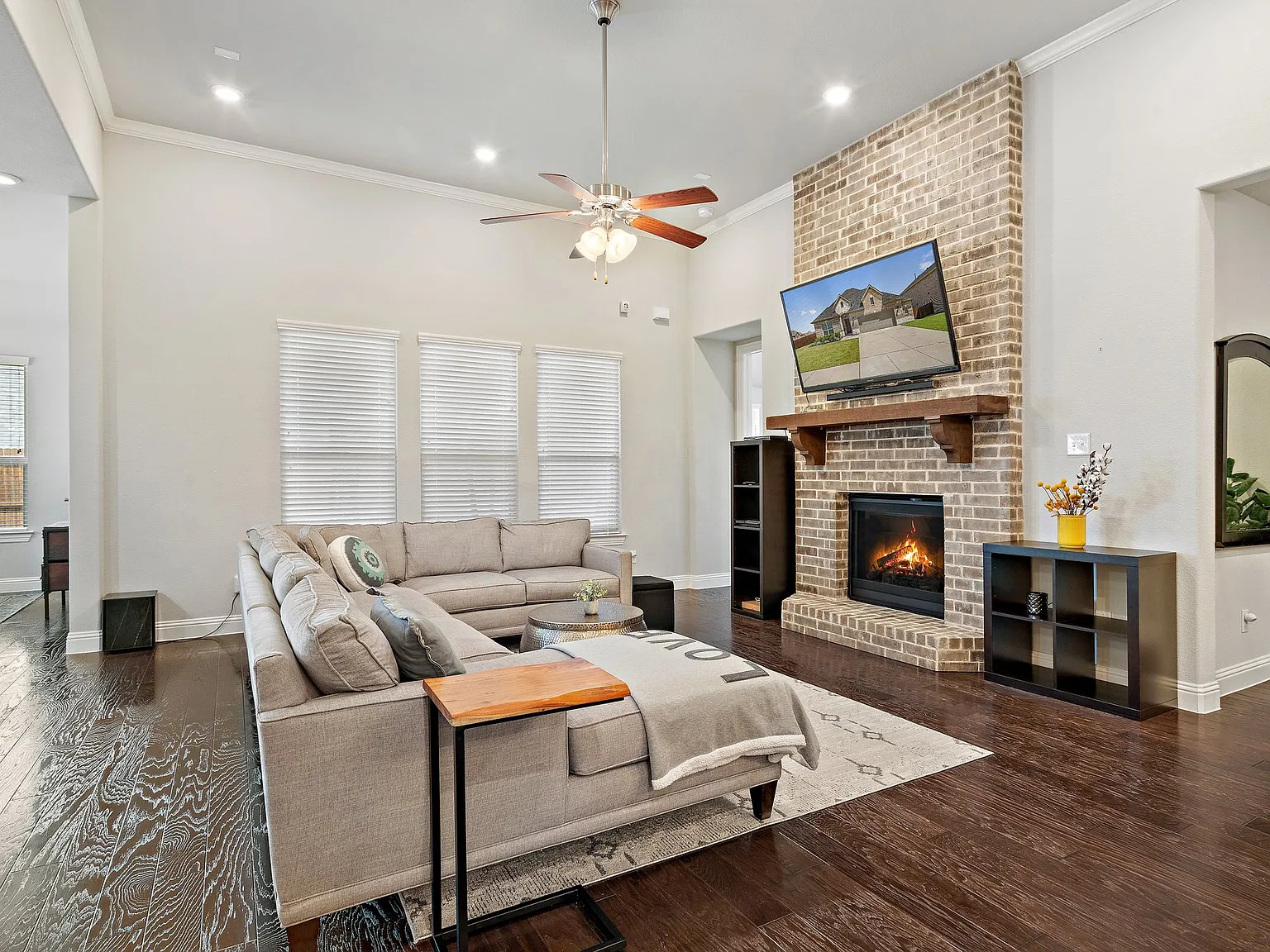 4 bed, 2434 sqft, $3,200 — Photo 2