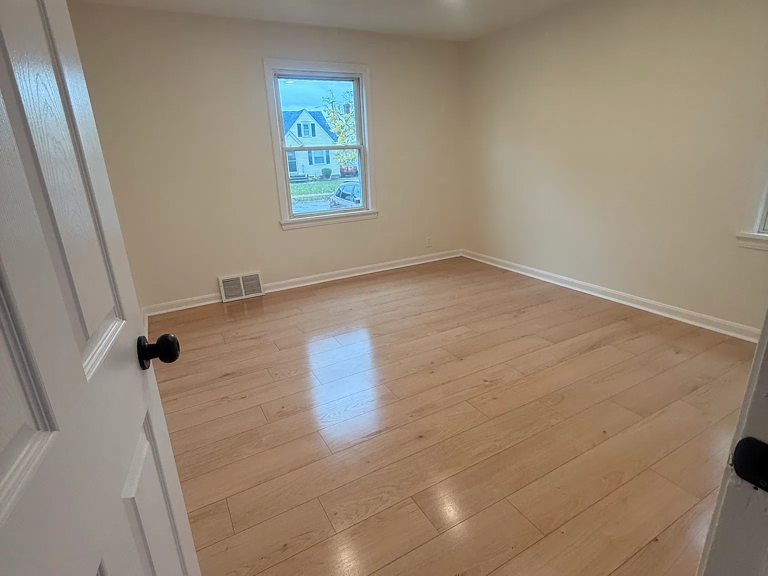 3 bed, 1221 sqft, $1,900 — Photo 4