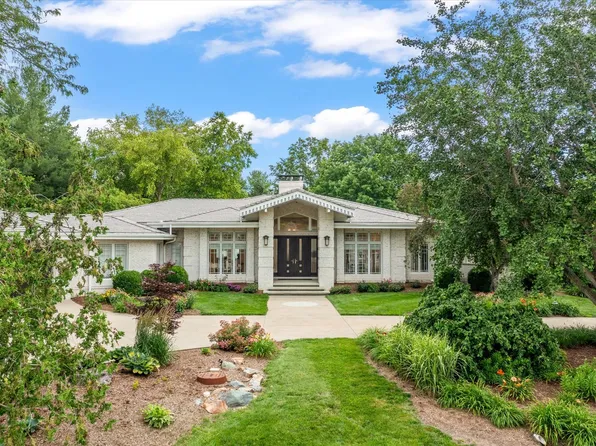 1304 Cross Creek Rd, Mahomet, IL 61853