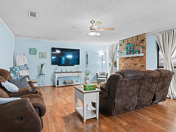 3rd image of 405 SW Rand Dr