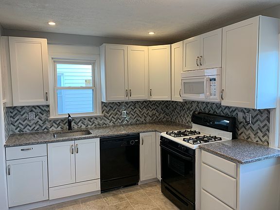 3rd image of 7419 Traymore Ave