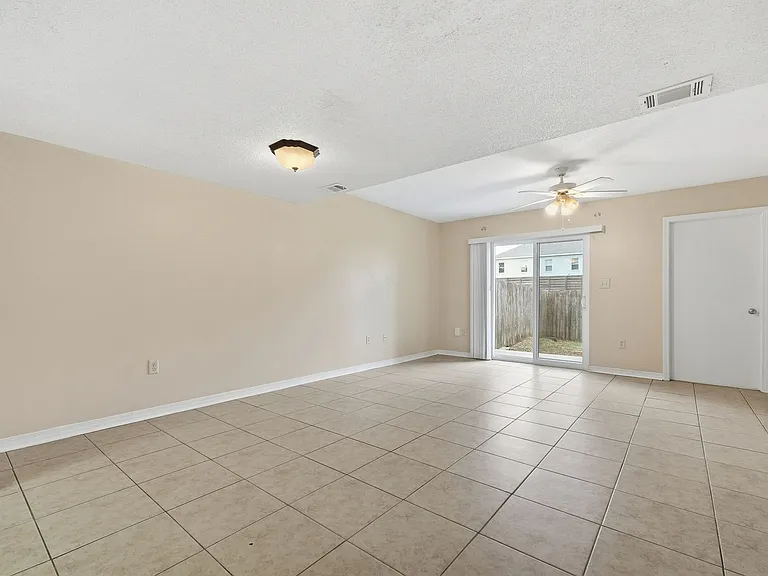 1807 Whispering Oaks Ln — Photo 11