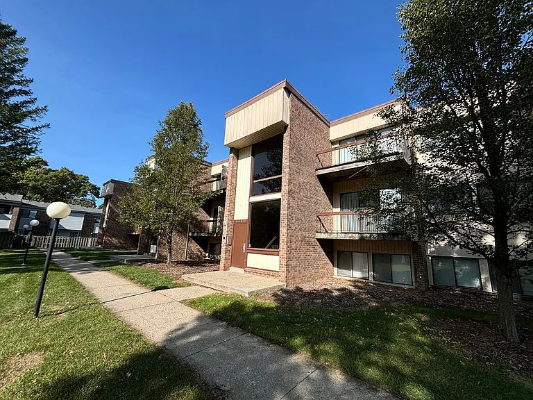 6225-6235 Lincolnshire Ln SE — Photo 2