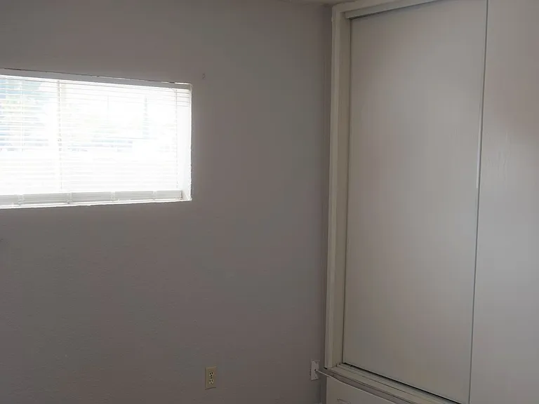 214-216 N Canyon Dr — Photo 6
