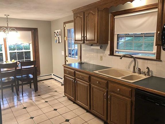 5th image of 19 Stoney Brook Ln