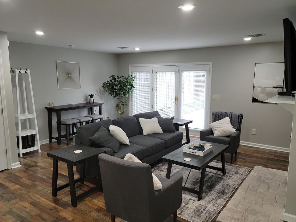 1st image of 301 Bainbridge Dr