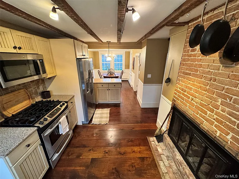 225 Christian Ave — Photo 24