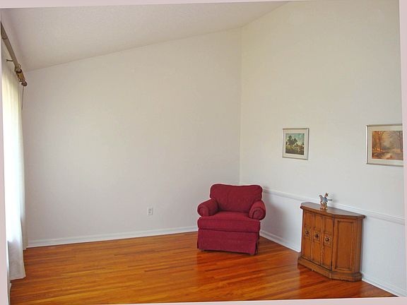 LR w/Vaulted Ceiling
