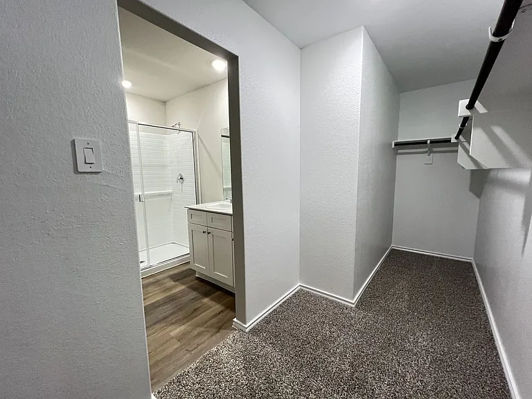 5557 Rollins Dr — Photo 11