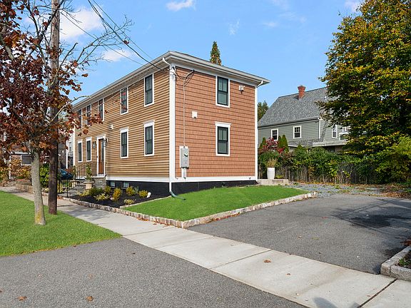 2nd image of 1378 Narragansett Blvd