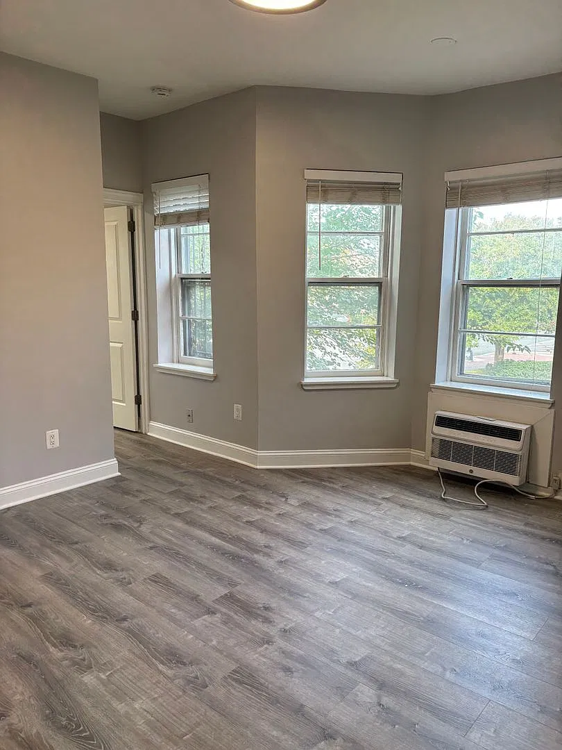 443 10th St NE — Photo 2