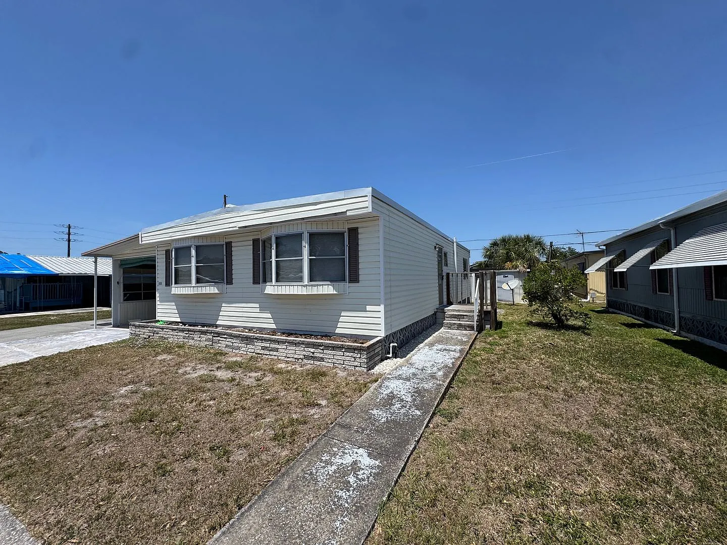 Spacious 2 Bedroom Mobile Home for Rent in Fairlane Acres Bradenton, FL — Photo 2